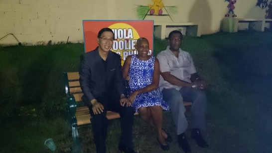 克國文化部部長Marcella Liburd在剪綵儀式上特別邀請曹大使共同合影。