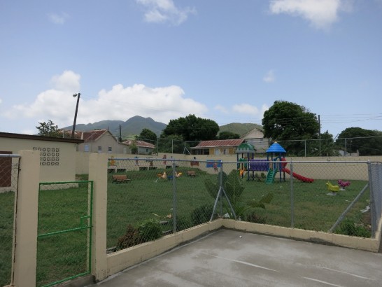 Dorset公園完工全景，設有中型溜滑梯組、蹺蹺板、搖搖樂及座椅等。