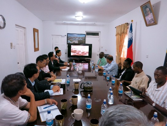 本館同仁與克國台灣國合之友會欣賞「我們的島嶼－釣魚臺列嶼」情形