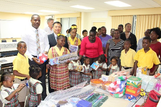 丘大使與克國副總理兼教育部長Shawn Richards(左一)將愛心物資轉贈予慈善團體代表後合影留念