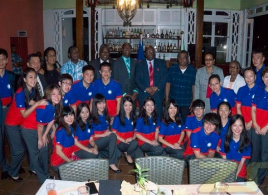 青年大使訪問團於歡迎晚宴後與丘大使及克國總理等政要合影