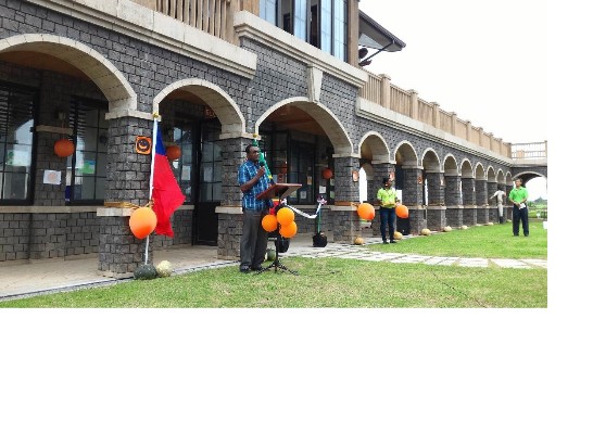 克國農業部長Eugene Hamilton（中立者）在慶祝雙十國慶南瓜節活動暨克國本土藝術畫作展開幕儀式致詞。