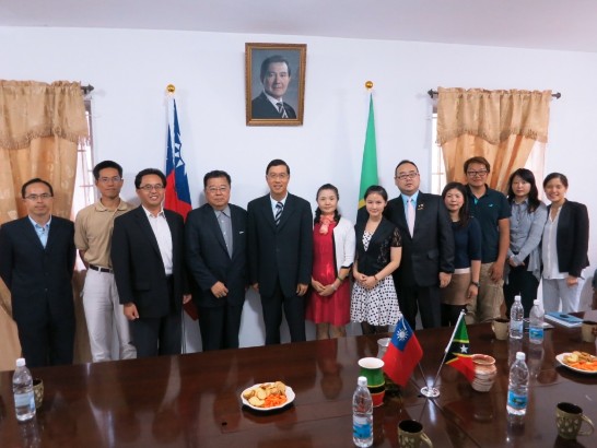 我商嘜德有限公司黃總經理淑惠、黃經理盈綺及施經理養林一行在宣德能源公司巨總經理克堅兼「聖克里斯多福及尼維斯台商聯誼會」首任會長陪同下拜會駐館曹大使。