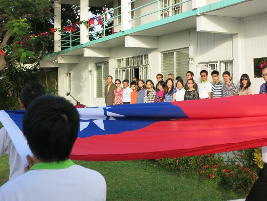 曹大使伉儷及全體館團員眷及台商僑胞恭迎國旗進場