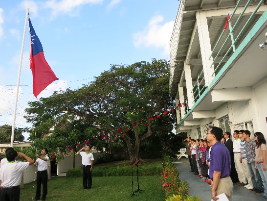 國旗冉冉上升，全體行禮致敬