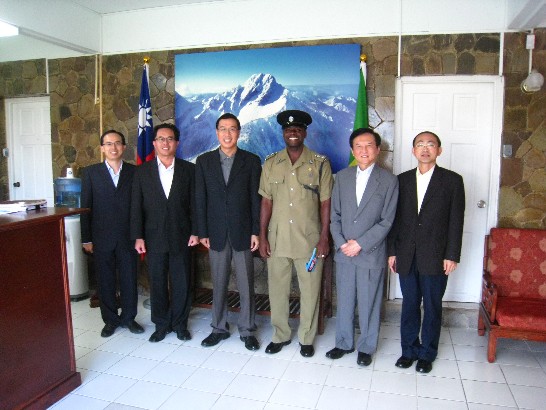 克國警官Alrick Edwards與曹大使及本館全體同仁合影留念