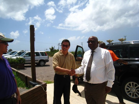 【圖一】104年3月9日聖克里斯多福及尼維斯新任總理哈里斯(Timothy HARRIS)（右）首度蒞訪新觀光示範農場(SKEP)