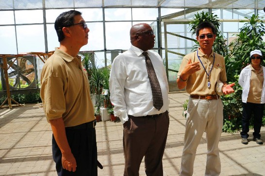 【圖三】國合會計畫經理薛烜坪（右二）向克國總理哈里斯(Timothy HARRIS) （左二）介紹新觀光示範農場溫室