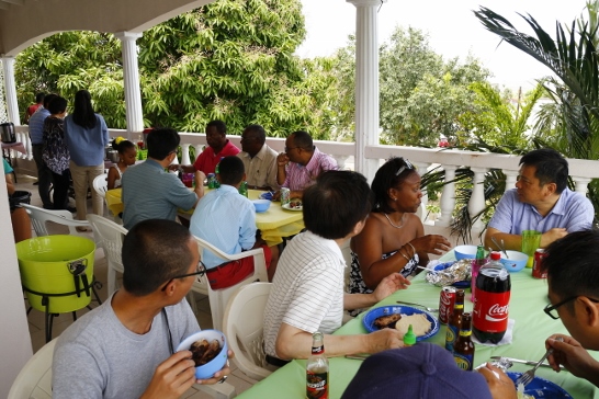 丘大使與克國總理辦公室主任Chelesa Rawlins(左三)等於餐會中聯誼。