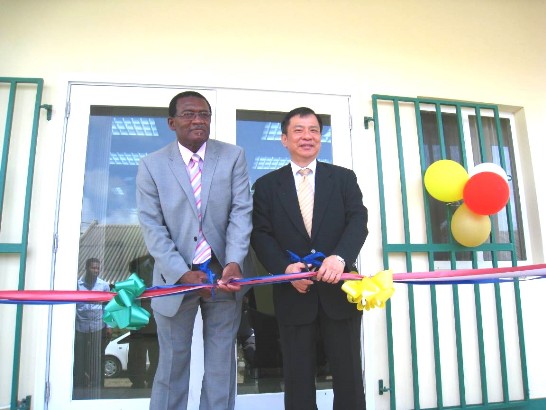 駐聖克里斯多福及尼維斯丘大使高偉（右）與克國農業部長Eugene Hamilton（左）共同為「蔬果雜糧作物品質與產安全改進計畫」新落成之「農藥殘毒檢驗」及「土壤肥力分析」等兩實驗室剪綵。