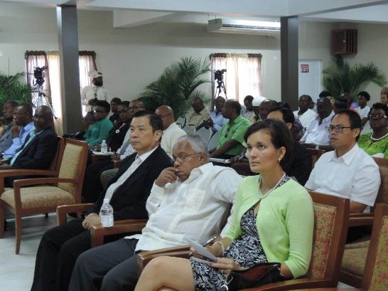 駐聖克里斯多福及尼維斯丘大使高偉（前排左一）出席克國農業部2016年度檢討與規劃會議開幕式，其右依序為古巴駐克國大使Hugo Ruiz Cabrera及西印度大學克國校區校長Susan Sarah Owen。