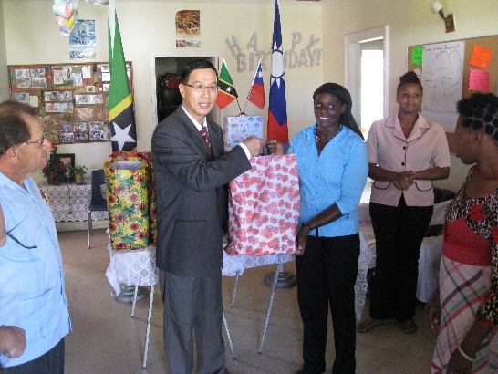 曹大使致贈禮袋予Ade’s Home身心障礙慈善中心主任Josephine Richards代表接受。