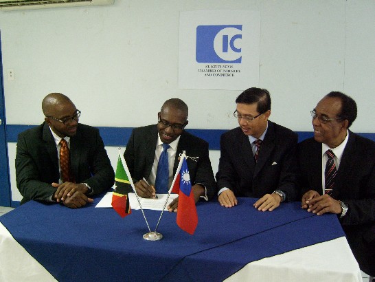 Mr. David Lake, outgoing President of St. Kitts and Nevis Chamber of Industry and Commerce, signed the Cooperation Agreement with Chinese International Economic Cooperation Association under the witness of H.E. Tsao, Li-jey（Second from the Right）, Ambassador of the Embassy of the Republic of China (Taiwan) in St. Kitts and Nevis, Mr. Damion Hobson (First from the Left), incoming President and Mr. Calvin Cable (First from the Right), ‎Executive Director of the Chamber.