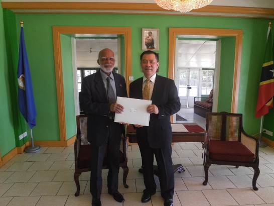 104.3.25.駐館新任丘大使高偉向克國羅倫斯總督呈遞到任國書