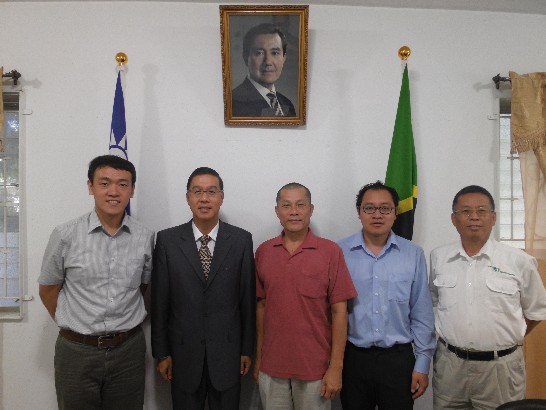 駐館曹大使(左2)與我國合會水產養殖發展計畫考察團陳顧問懸弧(左3)等一行合影。