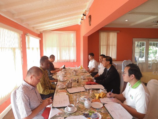 駐館曹大使(右2)與克國農長Nigel Carty(左2)進行工作早餐會。