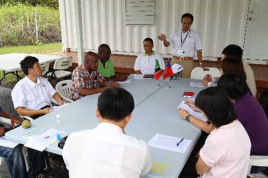 國合會考察團與克國農部官員在Needsmust農場進行訪談。
