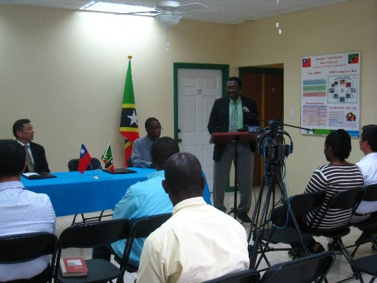 克國農業部長Eugene Hamilton（講台前站立者）在「聖克里斯多福及尼維斯食品加工商業化發展專家派遣計畫」簽約儀式致詞。