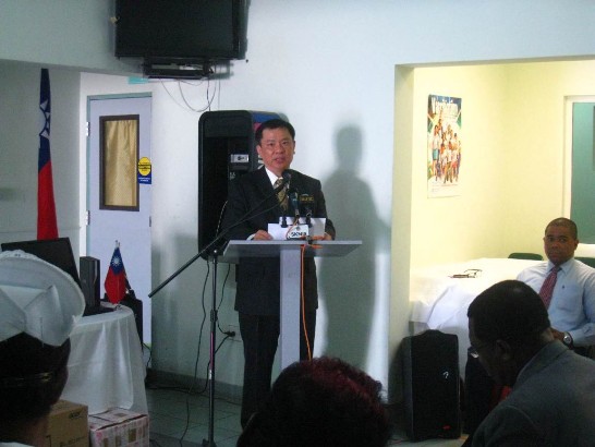 駐聖克里斯多福及尼維斯丘大使高偉(講台前站立者)在贈交儀式致詞