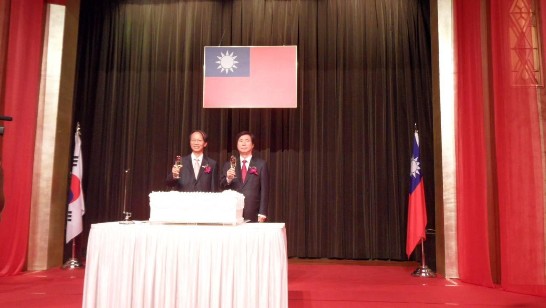 梁代表與韓國資深國會議員高興吉切蛋糕與祝賀酒