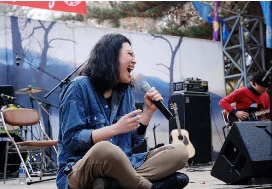 魏如萱於演唱會現場賣力演唱