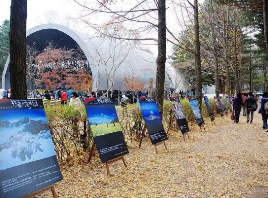 魏如萱與love baby演唱會場地展出綺麗台灣攝影展