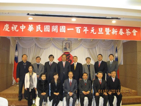 梁代表與學界人士合影