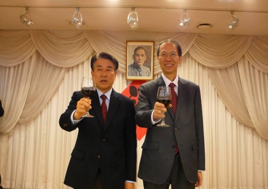 梁代表與漢城華僑協會楊會長從昇與來賓舉杯祝願我國國運昌隆