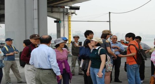 駐韓國台北代表處2013.5.25春季健行照片中途休息