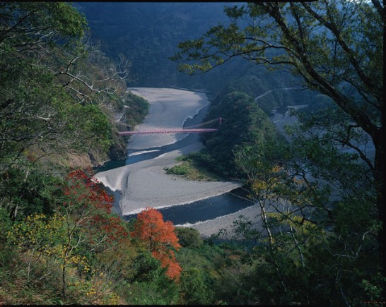 遠眺台灣北部橫貫公路上的巴陵橋美景，令人心曠神怡。（林金樹　拍攝）