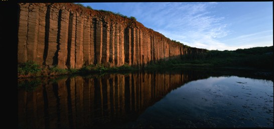 澎湖群島是台灣三大火山群之一，火山熔岩冷卻形成的玄武岩柱狀節理，造型奇特。(李明宗　拍攝)