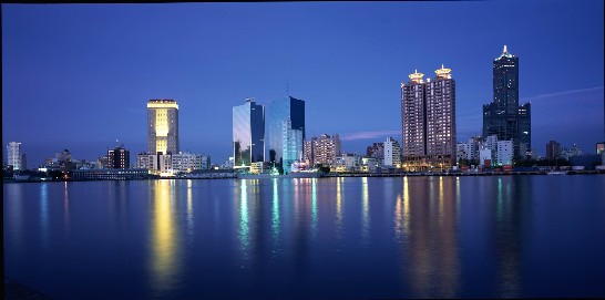 華燈初上的高雄港市，條條光影訴說著時間的流逝。(吳國本 拍攝)