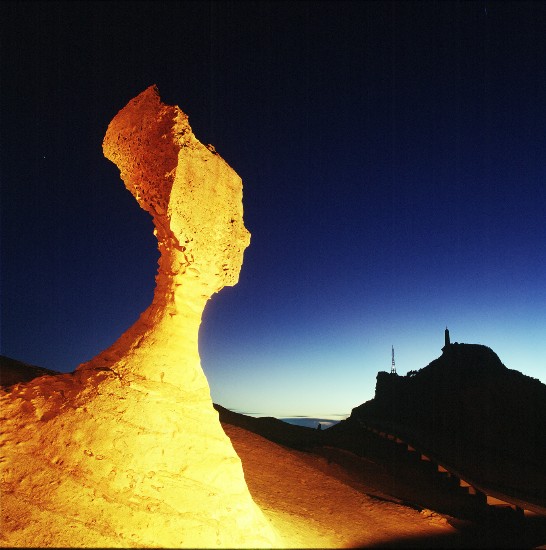 海浪長年侵蝕北台灣的野柳海岸，怪石嶙峋，其間又以「女王頭」最著名。（吳啟彰  拍攝）