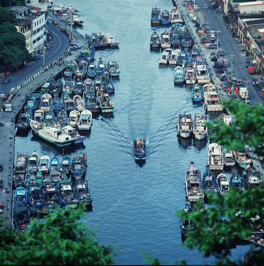 南方澳漁港為台灣遠洋漁業重要基地，漁民出海忙。（李建仁　拍攝）
