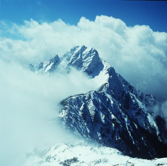 玉山為台灣之巔，也是東北亞第一高峰，標高三九五二公尺，冬季遍佈皚皚白雪。（簡敏男  拍攝）