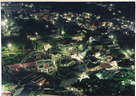 昔有「黃金城」之稱的北台灣金瓜石小鎮，褪盡鉛華，入夜後顯得淳