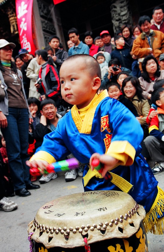 廟會迎神，父傳子技，鑼鼓陣中，演出傳神，為「薪傳」最佳寫照。(陳鴻昌　拍攝) 