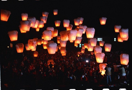 放天燈為平溪鄉的元宵節民俗活動，為舊時鄉民報知劫匪離去而施放的「平安」燈，因其諧音及帶有上達天聽之意，又被稱為「天公燈」或「添丁燈」。(葉銘源  拍攝) 