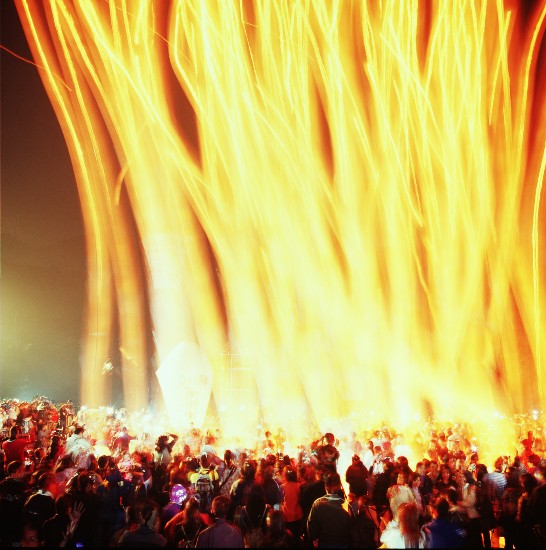 台北縣平溪鄉「放天燈」習俗，肇始於早期山區交通不便，居民用天燈互報平安，逐漸變成當地特有之祈福習俗。（吳志學　拍攝）