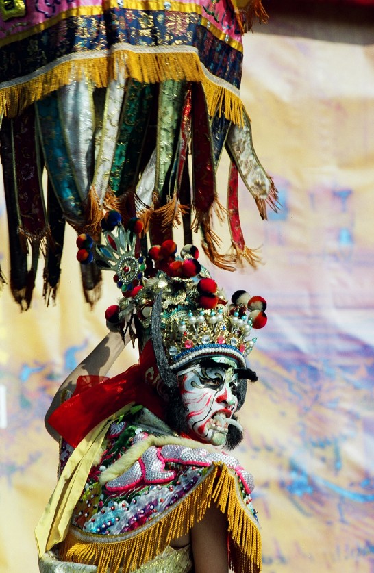 「八家將」是台灣傳統的廟會陣頭活動，有獨特的臉譜及服飾，巡行前，一經上妝（俗稱開面）即不可吃葷或講話，行進時腳踏八卦步，威風凜凜，驅邪除惡。（謝道昭  拍攝）