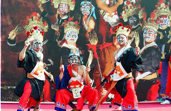 「八家將團」手持各式法器，足踏神秘步伐，在廟會陣頭中威風八面。(陳建元　拍攝)