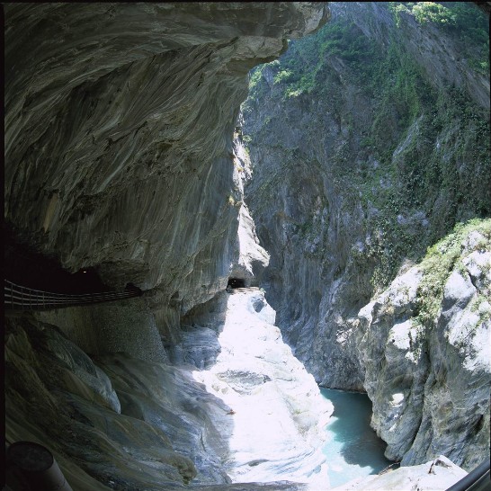 리우(立霧)계곡은 오랜 기간 대리석 암반층의 침식으로 형성된 중헝(中橫) 고속도로 화리엔(花蓮) 타이루각(太魯閣) 구간에 높이 솟아 있는 협곡이다. (葉銘源 촬영)