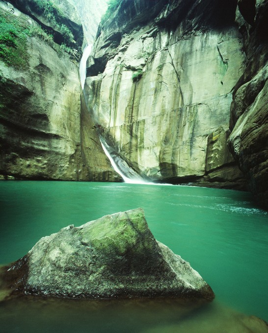 주산(竹山) 타이지(太極) 협곡의 거석과 깊은 호수, 날아가는 듯한 비포(飛瀑) (陳泰岳 촬영)