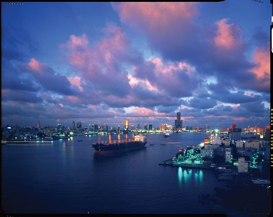 대만의 제일 항구, 세계 제6대 컨테이너 항구인 까오슝(高雄) 항구의 야경  (王興勇 촬영)