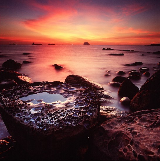 석양 노을빛이 대만 동북 해안지역의 수려한 해안침식지형을 비추고 있다. (鄭凱仁 촬영)
