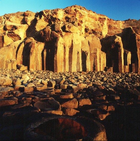 펑후(澎湖）지역에 있는 기둥모양의 현무암은 서양노을 아래 휘황 찬란한 금빛을 발산하고 있다.  (李金木 촬영)