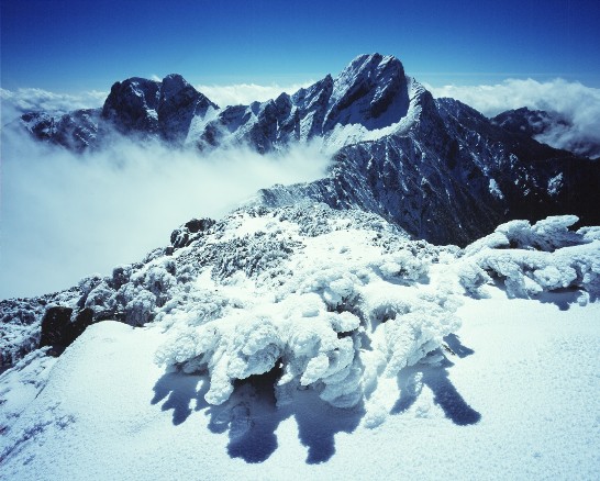 대만에서 최고 높은 산 위산(玉山)의 주봉은 겨울철에 약 4-5개월 동안 눈에 뒤덮여 있어 「열대설산(雪山)」이라고 불린다. 