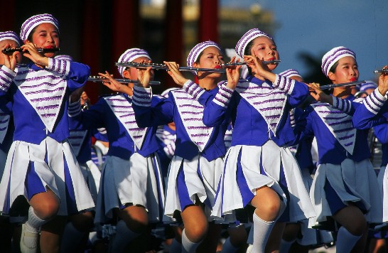 청소년 학생들이 은은한 음악으로 청춘의 활력을 발산하고 있다.    (梅志建 촬영) 