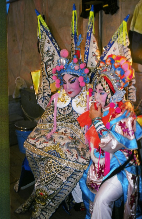 이란(宜蘭)의 리저(利澤)지방에서 공연되는 경극이며, 잠시 휴식시간을 이용하여 배우들이 무대 뒤에서 휴식하는 것으로 현실적인 삶에 대한 희로애락을 보여주고 있다.  (孔世龍 촬영) 