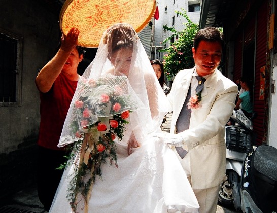 대만의 전통적인 신부를 맞는 결혼의식으로 현대화된 생활과 서로 대비되어 흥미를 더해준다.  (黃正昌 촬영)
